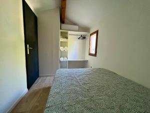 een slaapkamer met een groot bed en een kast bij Idéal pour vos vacances a in Aigues-Mortes