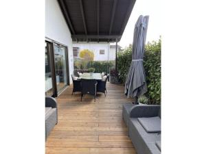 un patio con sombrilla, mesa y sillas en Apartment Argenthal, 