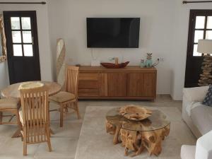 uma sala de estar com uma televisão em cima de uma mesa em Bungalow Villa del Sol em Morro del Jable