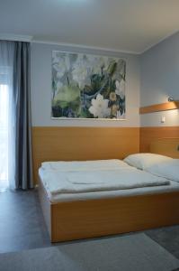 ブダペストにあるアルフレッド パンツィオのベッドルーム1室(壁に絵画が描かれたベッド1台付)