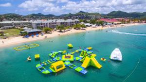 una vista aerea di una spiaggia con molti scivoli d'acqua di Bay Gardens Inn a Gros Islet