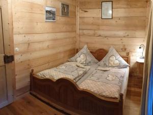 een bed in een houten kamer met eenden erop bij Holiday home Granizhuber Alm in Reichenau