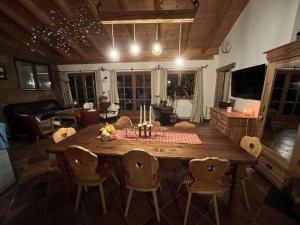 een woonkamer met een grote houten tafel en stoelen bij Holiday home Granizhuber Alm in Reichenau