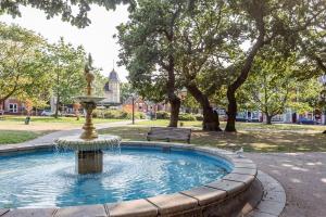 una fontana in un parco con panchina e alberi di Knots a Poole