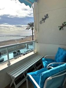 d'un balcon avec des chaises et une vue sur la plage. dans l'établissement Altea seafront - Primera linea, à Altea