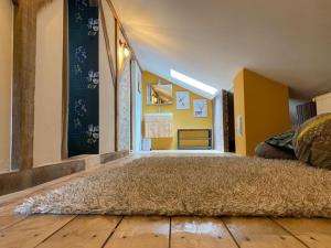 ein Schlafzimmer mit einem großen Teppich auf dem Boden in der Unterkunft Holiday home Waldhaus St Martin in Sankt Martin
