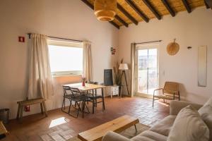 un soggiorno con divano e tavolo di Costa Vicentina cottage with a view a Cercal