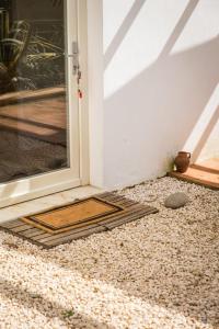 una puerta abierta con una alfombra delante de ella en Costa Vicentina cottage with a view, en Cercal