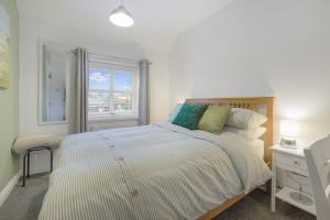 a white bedroom with a bed and a window at Stylish Comfort, Near Auckland Castle, Sleeps 4 in Crook