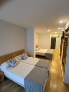 1 dormitorio con 2 camas y 1 dormitorio con 2 camas en Nanit Valencia Hostel, en Valencia