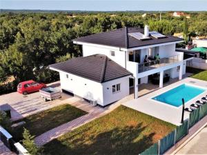 een luchtzicht op een huis met een zwembad bij Villa Hedonistra in Mednjan