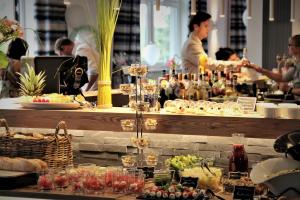 ein Buffet mit Speisen und Menschen in einem Restaurant in der Unterkunft Privat & Boutique Hotel Plauer See in Funfseen