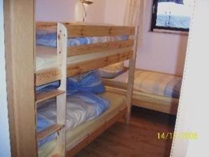 Двухъярусная кровать или двухъярусные кровати в номере Wohnung Haus Sport Alpin Nr 10 mit Terrasse in Oberstdorf-Tiefenbach
