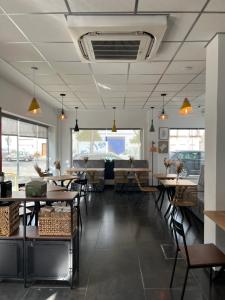 uma sala de jantar com mesas e cadeiras num restaurante em LB Lebrija Hotel em Lebrija