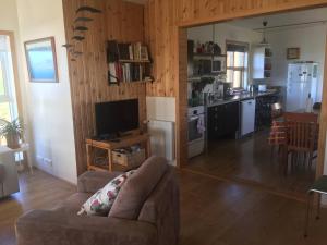 uma sala de estar com um sofá e uma cozinha em Ytri Árbakki em Hvammstangi