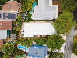 een luchtzicht op een resort met een zwembad en een gebouw bij Lovely Studio in the Heart of Victoria Park in Fort Lauderdale