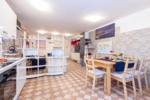 een keuken met een tafel en stoelen en een aanrecht bij Marinautica Sea Cottage in Sorrento