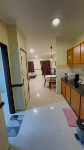 Køkken eller tekøkken på Damai Laut Holiday Apartment