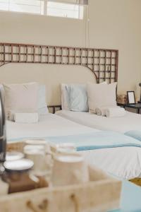 2 nebeneinander sitzende Betten in einem Schlafzimmer in der Unterkunft Kate's Nest Guesthouse in Windhoek