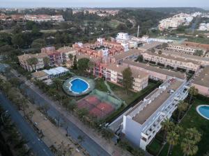 eine Luftansicht auf eine Stadt mit Pool in der Unterkunft Islamar Islantilla Suites in Islantilla
