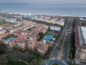 eine Luftansicht einer Stadt mit Meerblick in der Unterkunft Islamar Islantilla Suites in Islantilla