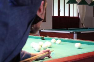 Biliár nebo kulečník v ubytování Pegasa Pils Spa Hotel