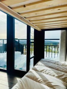 The Riverside Mountain Lodge - 110sqm clam luxury - including bed linens, towels,客房内的一张或多张床位