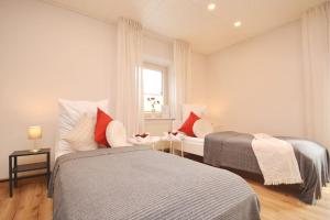 1 dormitorio con 2 camas y ventana en GUN04-FW Apartment in Windsbach, en Windsbach