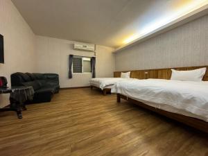 瑞穂郷にあるリンティーB&Bのベッド2台と椅子があるホテルの部屋 +51枚の写真