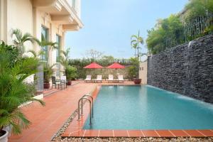 una piscina en medio de un edificio en Avani Hai Phong Harbour View Hotel, en Hai Phong