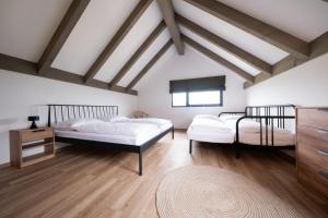 Postel nebo postele na pokoji v ubytování Apartmány Trojice