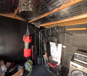 Una vista del interior de una habitación con un extintor de incendios. en Double Room With Gym Access, en Portsmouth