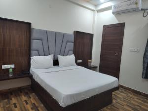 En eller flere senger på et rom på Hotel yadunath