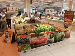 une épicerie remplie de nombreux fruits et légumes dans l'établissement Belle Demeure en bord de Seine, à Villeneuve-la-Garenne