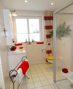 ein Bad mit einer Dusche, einem Waschbecken und einem WC in der Unterkunft Ferienhaus Wohler 9103 - Fehmarn in Fehmarn