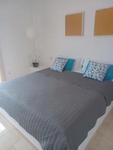 een groot bed met twee kussens erop bij Ático en Estepona, Malaga in Estepona