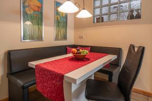 - une table à manger avec un bol de fruits dans l'établissement Haus Wiesenttal, à Waischenfeld
