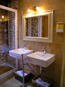 uma casa de banho com 2 lavatórios, um espelho e um chuveiro em Villa rural en urbanización próxima a Ávila by Alterhome em Peñalba de Ávila