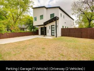 una casa blanca con una valla y un patio en Luxurious 3+1 Villa in Dallas en Dallas
