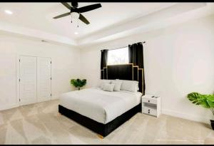 1 dormitorio con 1 cama y ventilador de techo en Luxurious 3+1 Villa in Dallas en Dallas