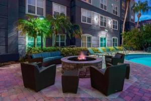 een patio met stoelen en een vuurplaats naast een gebouw bij Residence Inn Tampa Westshore Airport in Tampa