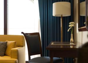 Khu vực ghế ngồi tại Al Najada Doha Hotel by Tivoli