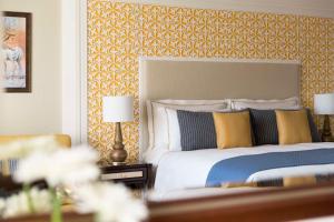 Giường trong phòng chung tại Al Najada Doha Hotel by Tivoli