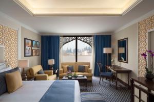 Giường trong phòng chung tại Al Najada Doha Hotel by Tivoli
