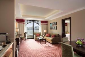 Khu vực ghế ngồi tại Al Najada Doha Hotel by Tivoli