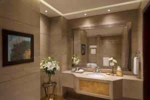 Phòng tắm tại Al Najada Doha Hotel by Tivoli