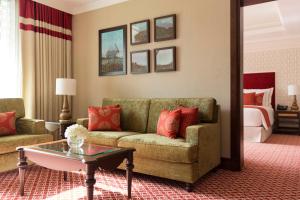 Khu vực ghế ngồi tại Al Najada Doha Hotel by Tivoli