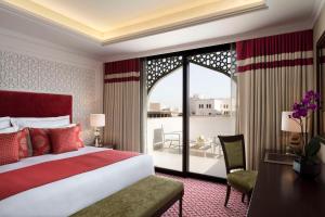 Giường trong phòng chung tại Al Najada Doha Hotel by Tivoli