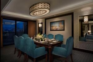 Khu vực ghế ngồi tại Al Najada Doha Hotel by Tivoli