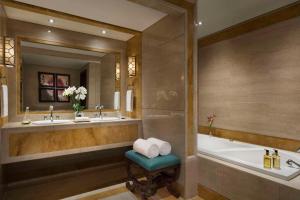 Phòng tắm tại Al Najada Doha Hotel by Tivoli